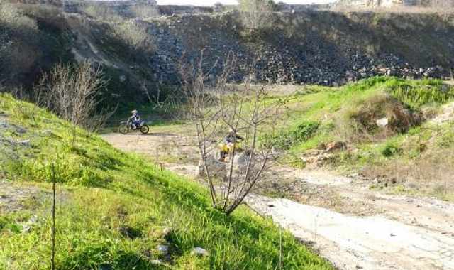 Lama Balice abbandonata: il parco diventa discarica e pista di motocross