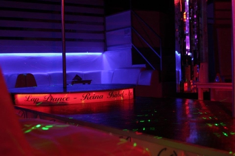 La lap dance made in Bari: viaggio nel''Reina Isabel'', l'unico sexy bar