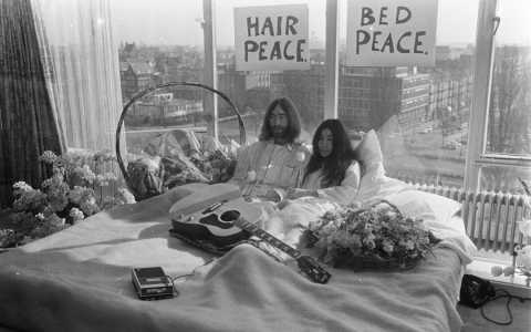 Come John e Yoko: in via Argiro un letto a due piazze per dire no alla guerra