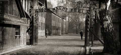 Bari, Mediateca: in mostra le immagini dei campi di concentramento di Auschwitz