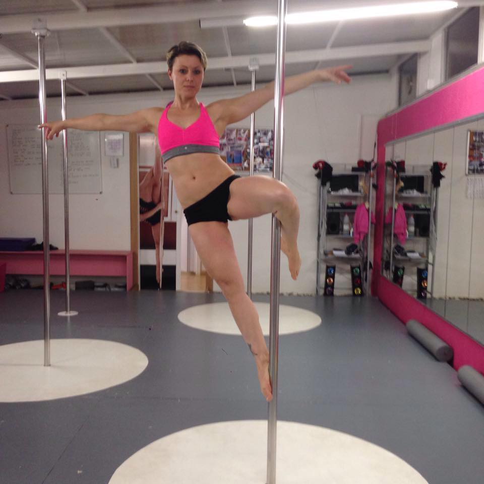 Pole dance, donne che ballano attorno a un palo: «Ma non è erotismo» |  Barinedita - Testata giornalistica online