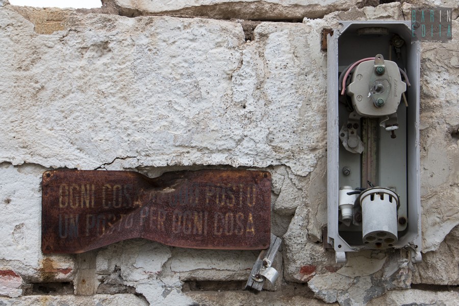 Bari, vandali fanno esplodere il bidone del vetro. Tappeto di bottiglie in  via Cognetti