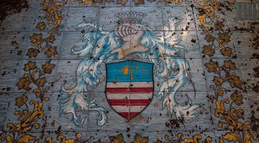 Polignano Di Fronte A Porto Cavallo Cè Un Piccolo Castello